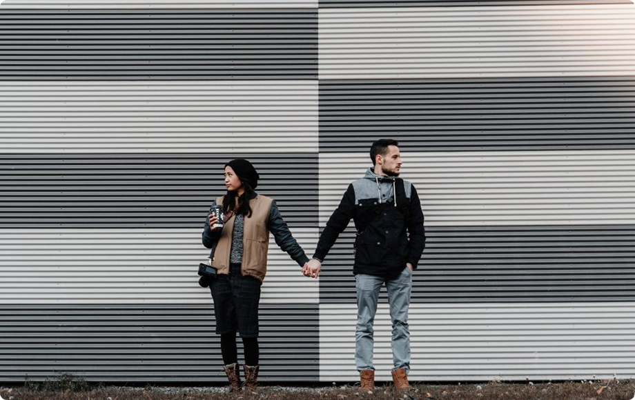 Couple facing opposite ways and thinking abour collaborative divorce