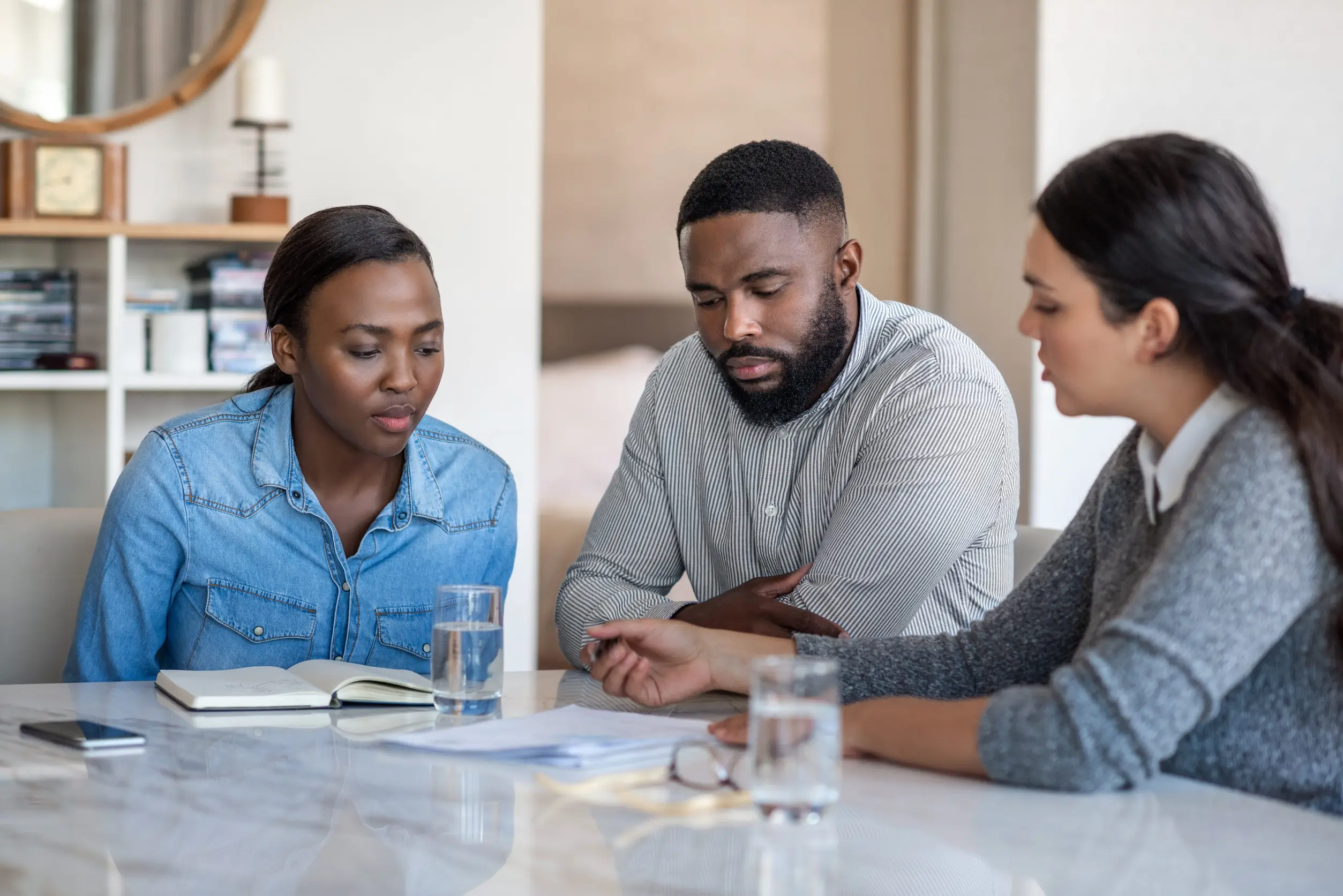 Divorced parents discussing a parenting plan during a collaborative law session